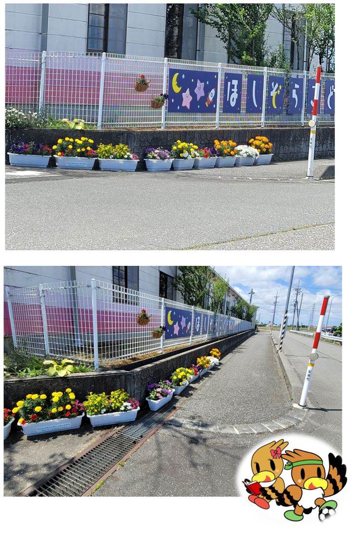 一段目:曲がり角になっている土留めに沿って色とりどりの花が咲いているプランターが複数設置されている写真。 二段目:近景で撮影した写真。
