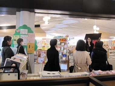 お店のような建物内で複数名の女性が集まって話をしている写真