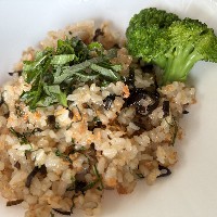 ほぐした鮭と昆布の佃煮が入ったチャーハンの上に千切りのしその葉がのった写真