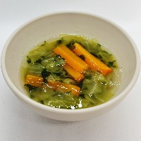 拍子切の人参とキャベツ、ほうれん草のスープ煮の写真