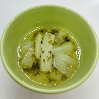 拍子切の大根と細かく切られたわかめのスープ煮の写真