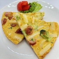 冷凍のブロッコリーとじゃがいも、ウンナーが入ったオムレツの写真