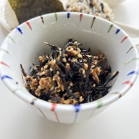 ツナとひじきの佃煮の小鉢の写真