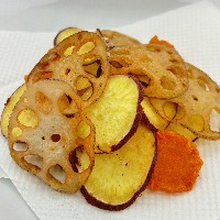 皮ごと薄くスライスしたれんこんと人参とサツマイモを揚げた写真