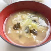 キャベツとわかめの味噌汁の写真