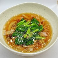 ほうれん草としめじとベーコンが入ったスープの写真