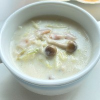 白菜としめじとベーコンが入ったクリームスープの写真