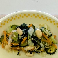 茹でた小松菜、千切人参、きゅうり、大豆等の和え物の写真