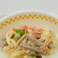 拍子切りの大根と人参と枝豆をマヨネーズ醤油で和えたサラダの写真