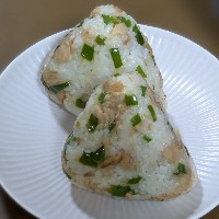 ピーマンとツナのみりん醤油等の調味料で煮詰めたものを混ぜ込んだおにぎりの写真