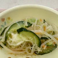 緑豆春雨、人参、lキャベツ、もやしのサラダの写真