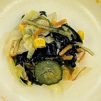 海藻ミックス、きゅうり、千切り人参、コーンのサラダの写真