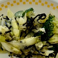 茹でたキャベツ、ブロッコリー、きゅうりをごま油、醤油、きざみのり等で和えた韓国のチョレキのようなサラダ