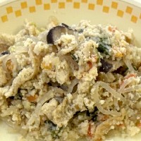 おから、にんじん、ごぼう、しらたき等を炒り煮した写真