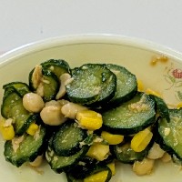 水煮大豆と輪切きゅうり、ツナ、コーンをカレー粉で和えたサラダ