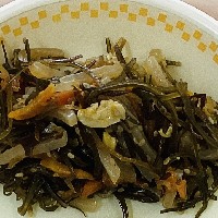 切昆布と千切りの人参、拍子切のさつま揚げ、うち豆を炒り煮した写真