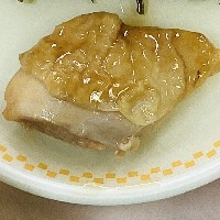 鶏肉を焼いたものに甘酢ソースをかけた写真