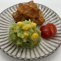ペーストほうれん草をつぶしたじゃがいもととうもろこしを混ぜたグリーンマッシュの写真