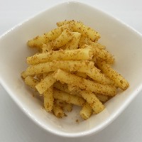 茹でマカロニを白すりごまと砂糖で和えたおやつの写真