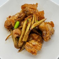 鶏肉とごぼうの米粉揚げをむき枝豆と甘辛だれでからめた写真