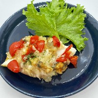 真鯛の切り身にむきあさりとカットしたミニトマトや玉ねぎをのせ、にんにくオリーブをかけて焼いた料理の写真