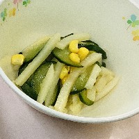 細切りのゆでじゃがいも、きゅうり、コーンを和えたサラダの写真