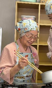 食育ボランティア活動中の80歳女性の写真