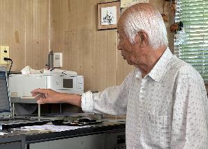 自営の仕事をしている80歳代男性の写真