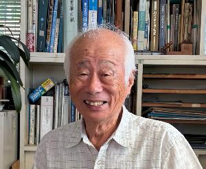 自分の歯が27本揃っている笑顔の80歳代男性の写真