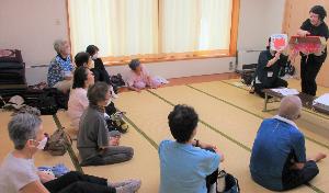 健康講話を真剣に聞いている高齢者グループの写真