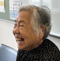 楽しく談笑する80歳代女性の写真