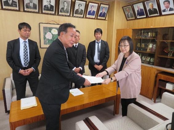 R6議長に意見書を提出