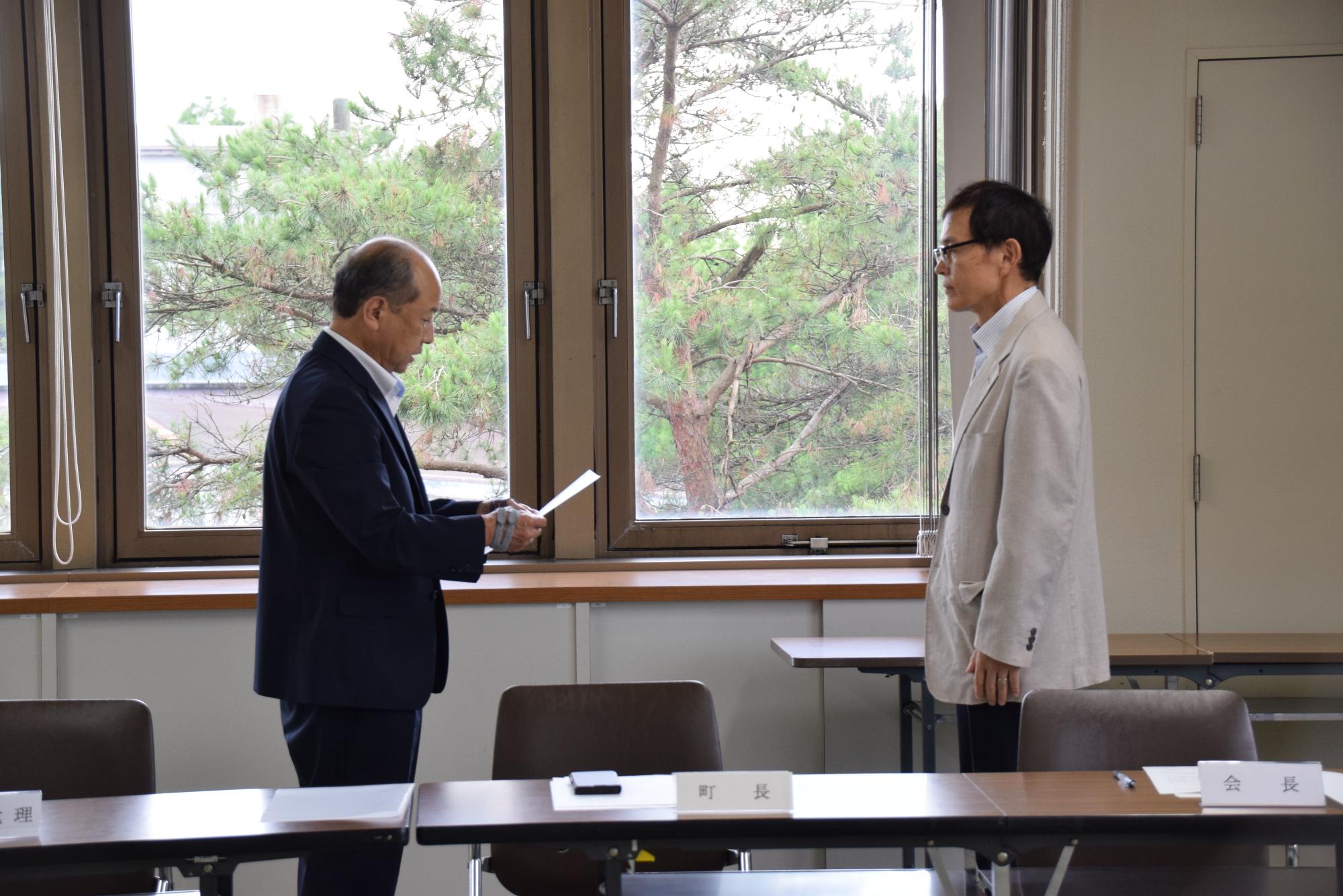 西脇町長から犬飼会長へ依頼書手交