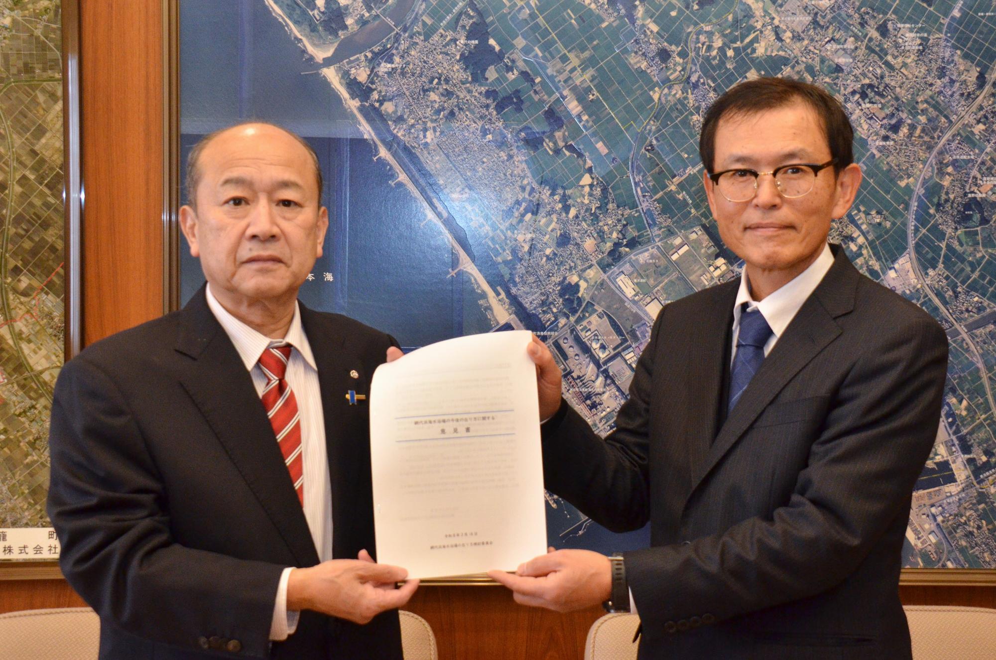 犬飼会長から町長へ意見書を提出